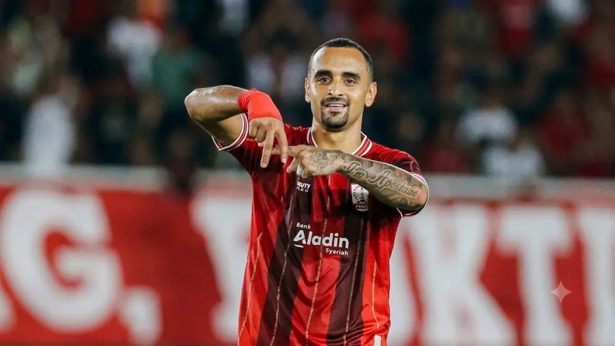 Bruno Gomes saat mencetak gol Persis ke gawang Bali United. Dalam pertandingan di Stadion Manahan, striker 29 tahun itu mencetak dua gol dan menyabet gelar pemain terbaik. 