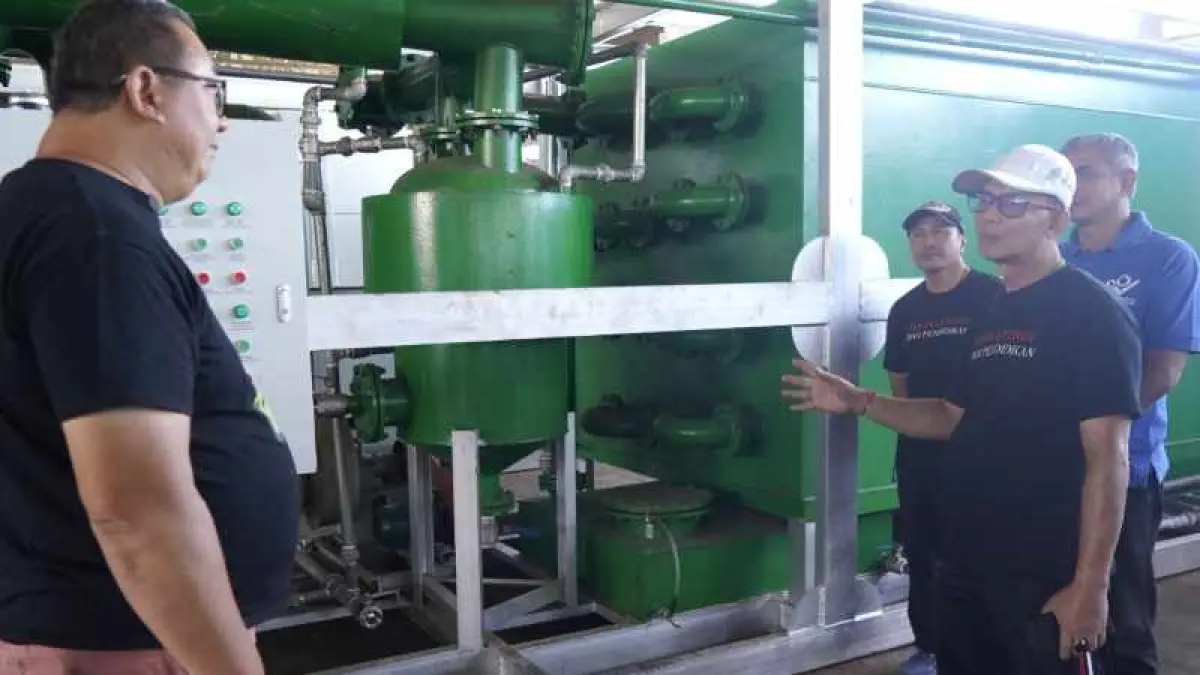 CEK LANGSUNG : Bupati Klungkung, I Made Satria mengunjungi TOSS Center untuk melihat secara langsung progres perakitan mesin pengolah sampah yang diproduksi di Tiongkok. (foto:Pemkab Klungkung)