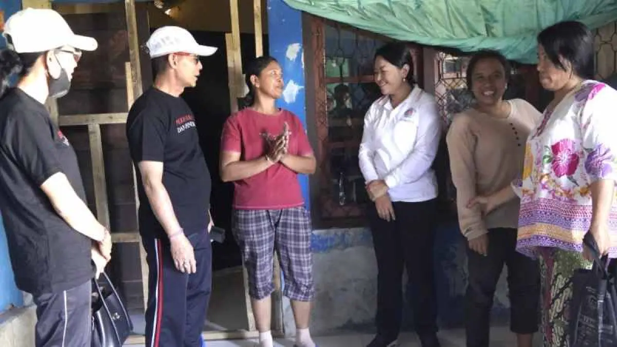 DATANGI LANGSUNG : Bupati Klungkung, I Made Satria membantu keluarga Ni Wayan Suathi untuk mendapat tempat tinggal yang lebih layak, serta berusaha di kawasan Semarapura Kauh.(foto:Pemkab Klungkung)