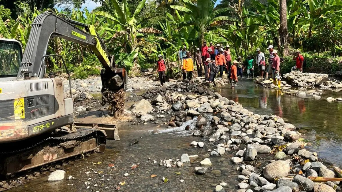DIPERBAIKI : Perbaikan saluran irigasi karena tertimbun material banjir. (foto: BPBD Jembrana)