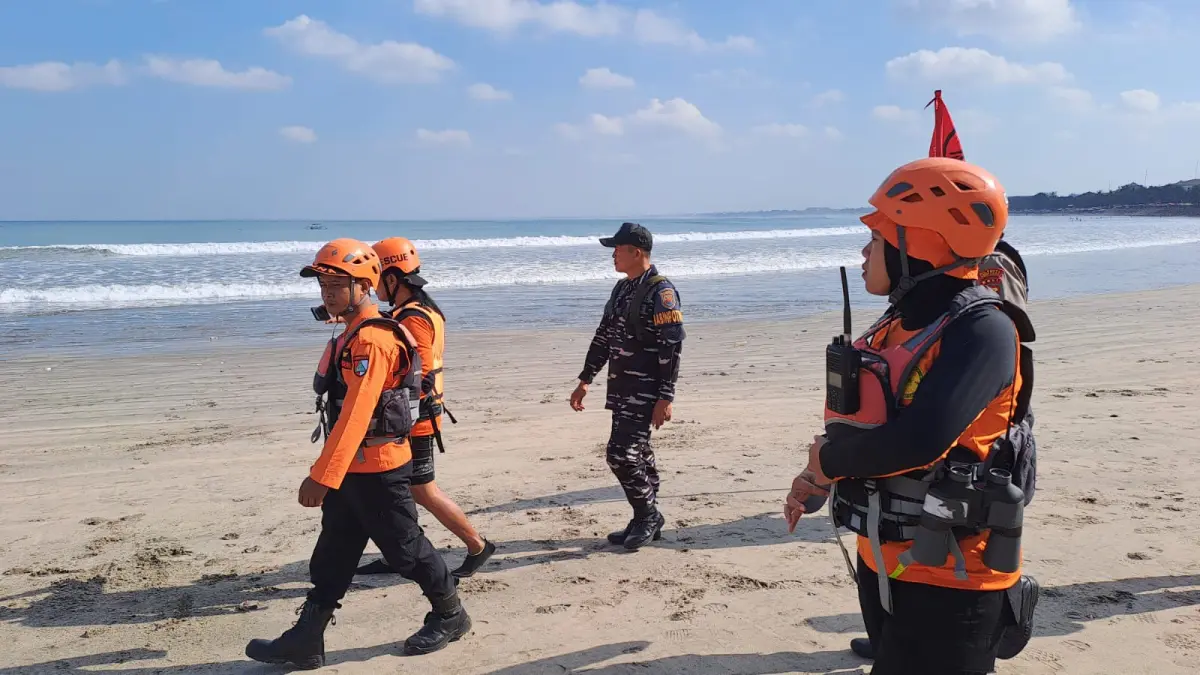 HILANG: Tim SAR gabungan melakukan penyisiran ldi perairan Pantai Kuta, Senin (8/6), untuk mencari dua bocah yang dilaporkan terseret arus saat bermain bola di bibir pantai. (ist/radarbali.id)
