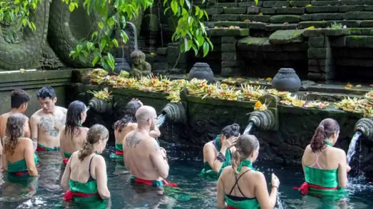 ilustrasi suasana di Tirta Empul, Tampak Siring, Gianyar. (dok. Radar Bali)