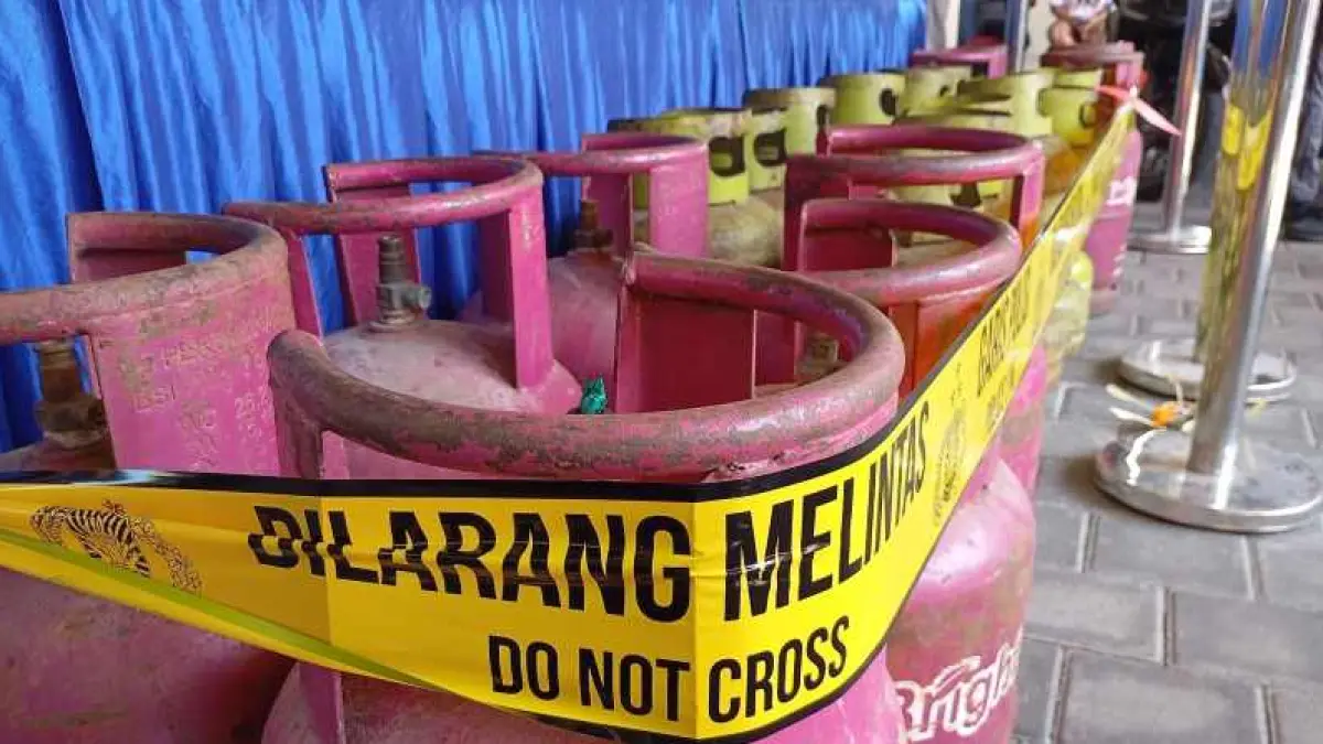 INI BARANG BUKTINYA : Gas elpiji hasil oplosan dengan kemasan baru, 12 kilogram. (francelino junior)