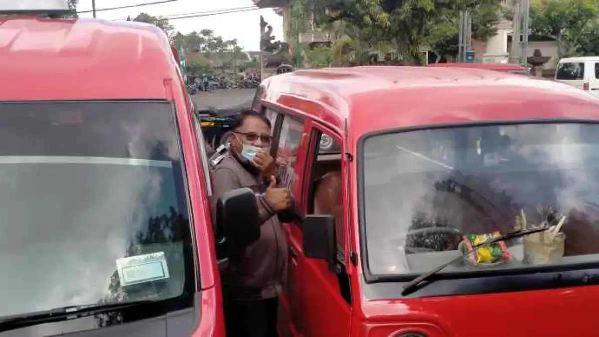 MASIH TERGANJAL TENDER : ANgkutan siswa gratis Tabanan. (foto:Juliadi/Radar Bali)