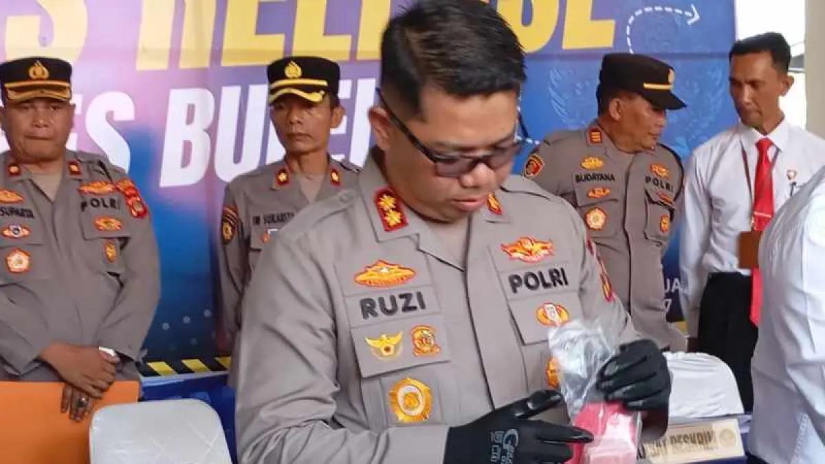MIRIP MEMANG : Kapolres Buleleng, AKBP Ruzi Gusman s memperlihatkan barang bukti uang palsu yang beredar di Buleleng. (Francelino Junior)