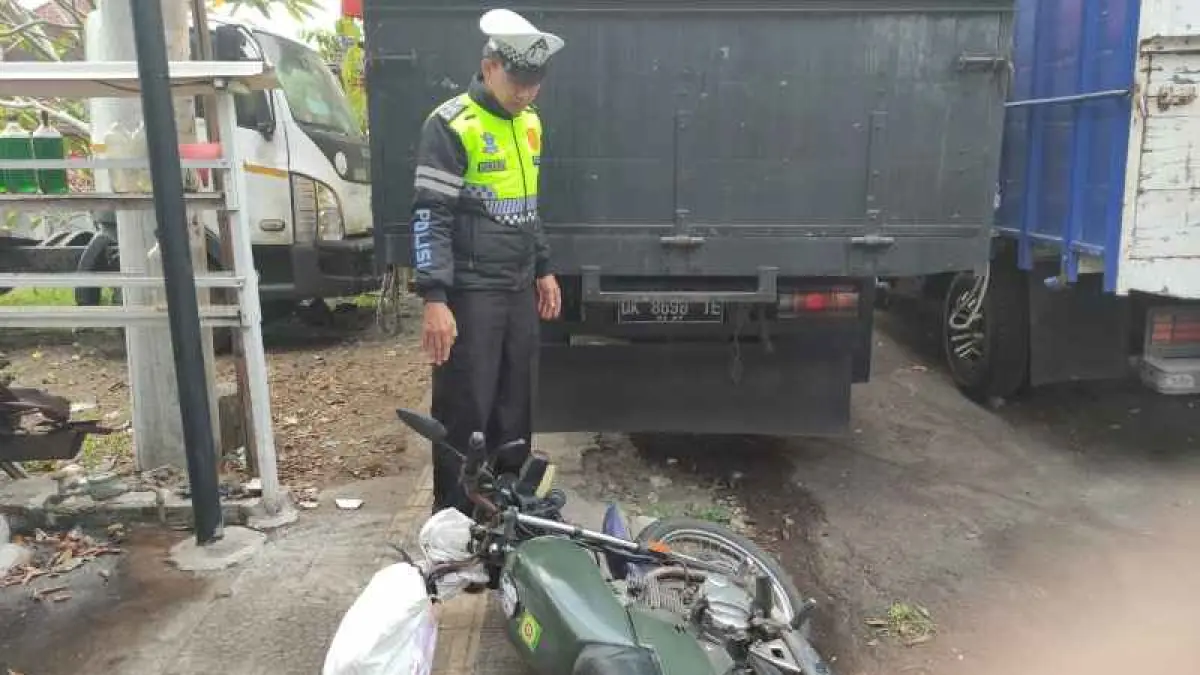 NAHAS DI JALAN RAYA : Motor anggota TNI yang nahas menabrak truk Desa Pergung, Kecamatan Mendoyo, Jembrana. (foto:Polsek mendoyo)