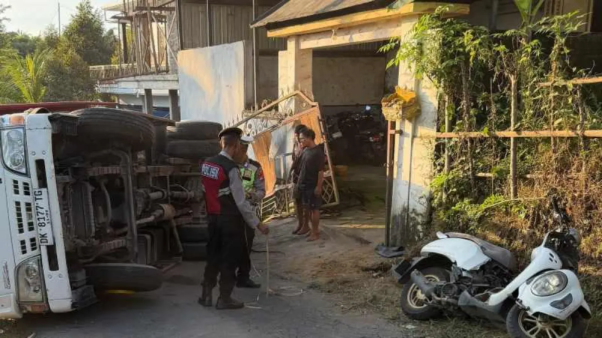 NAHAS DI JALANAN : Truk nahas ini asnya patah. Sialnya kejadian itu terjadi saat jalan menanjak, sehingga mengakibatkan kecelakaan.( Foto: Polres Buleleng untuk Radar Bali) 