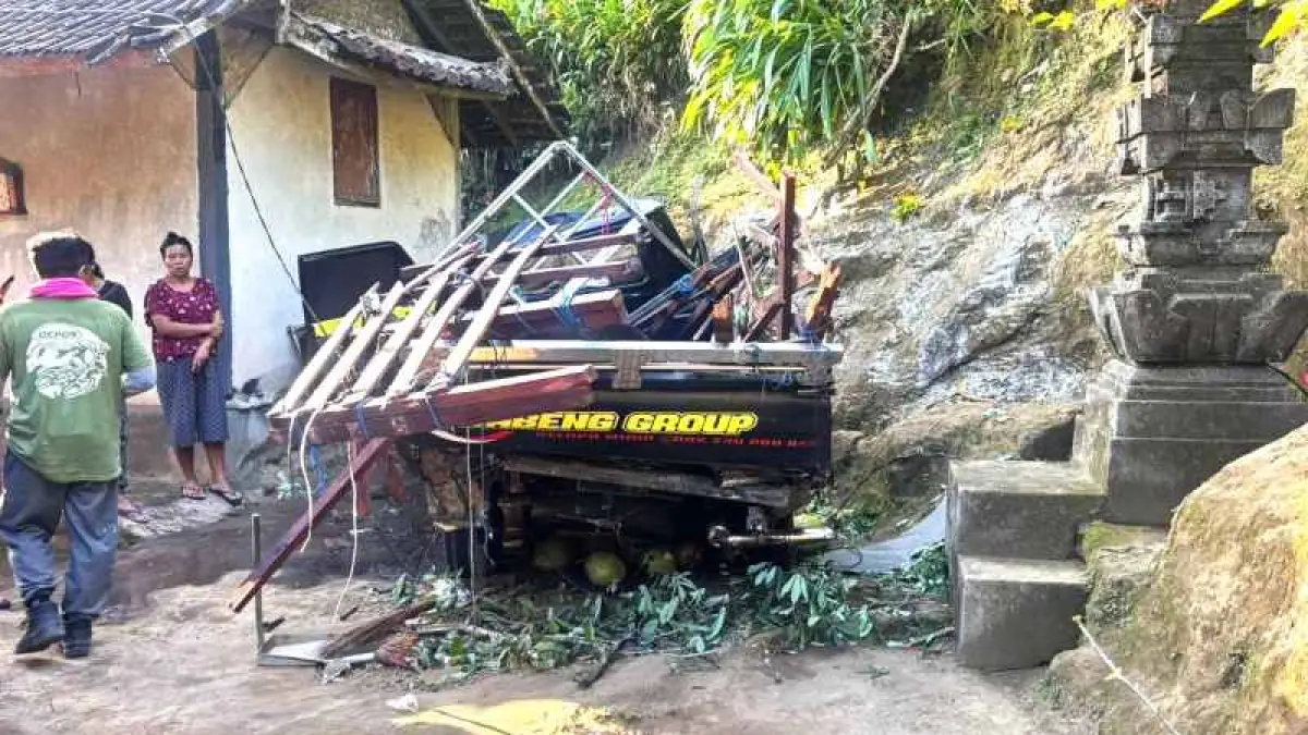 NAHAS SAAT MENANJAK : Pikap nyang terjun ke jurang nyaris hantam rumah warga. ( Foto Polsek Mendoyo)