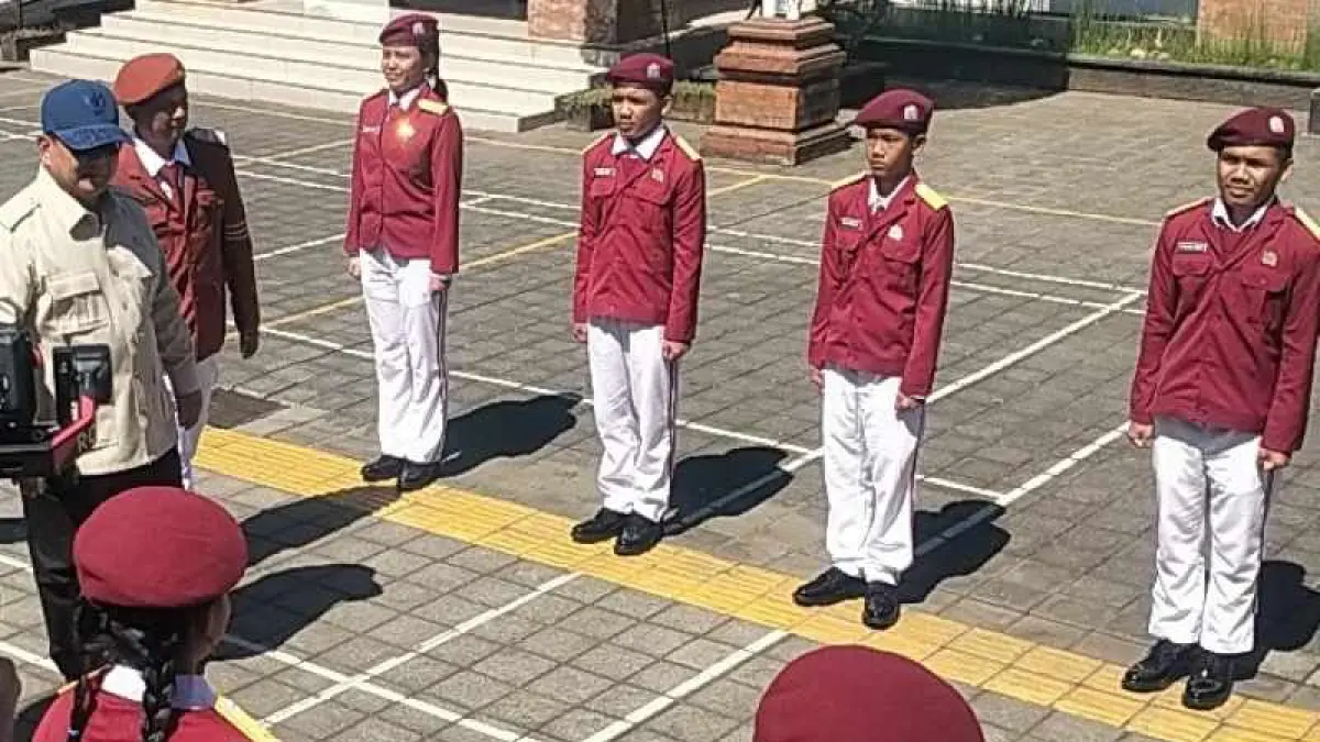 PANTAU SEKOLAH RAKYAT : Presiden Prabowo Subianto ke SRMP 17 Tabanan yang berlokasi di Sentra Mahatmiya Jalan S. Parma, Desa Banjar Anyar, Kediri Tabanan.(juliadi)