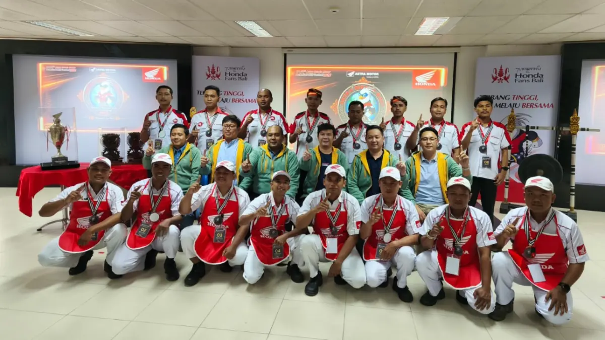 Para peserta dan juri berfoto bersama pada Sabtu (6/6). (Marsellus Pampur/Radar Bali)