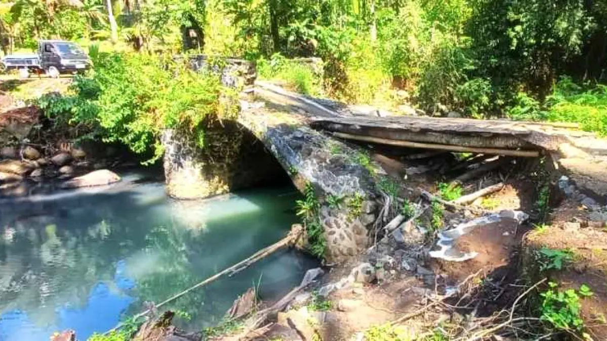 PERLU PERBAIKAN : Kondisi jembatan Tukad Ngigih yang berada di Selemadeg Timur, Tabanan yang rusak akibat banjir.(foto:Juliadi)&nbsp;