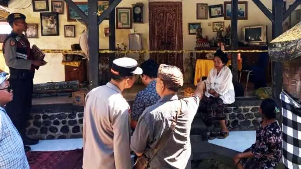 REKA ULANG KEJADIAN: Polisi saat melakukan olah TKP di lokasi pencurian di salah satu Geria yang ada di Banjar Triwangsa, Desa Budakeling, Karangasem. (ist)