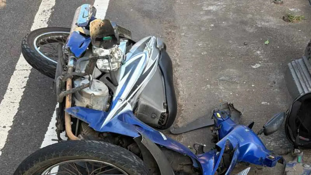 REMUK MOTORNYA : Motor yang ditabrak lari remuk. Korban dalam kondisi kritis di rumah sakit. (foto:Polres Klungkung)