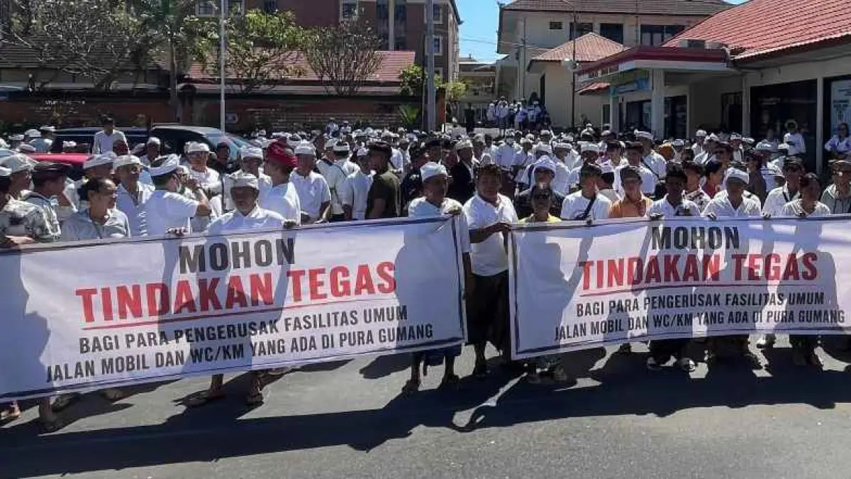 SAMA _SAMA MELAPOR: Krama Desa Adat Bugbug saat memadati halaman Mapolres Karangasem untuk melapor. (foto: zulfika Rahman)