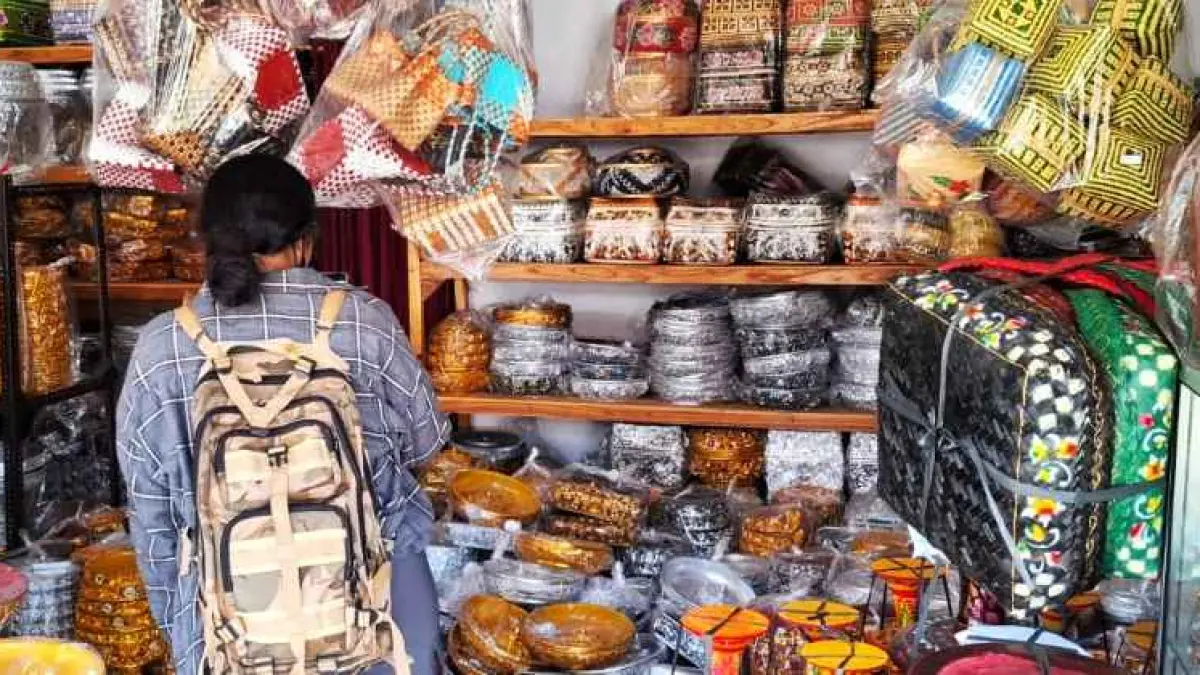 SEPI PEMBELI KARENA MENURUN DAYA BELI &nbsp;: Suasana toko peranti persembahyangan di Desa Tegalasah, Kecamatan Tembuku, Klungkung, sepi pembeli. (foto:Dewa Ayu Pitri Arisanti/Radar Bali)