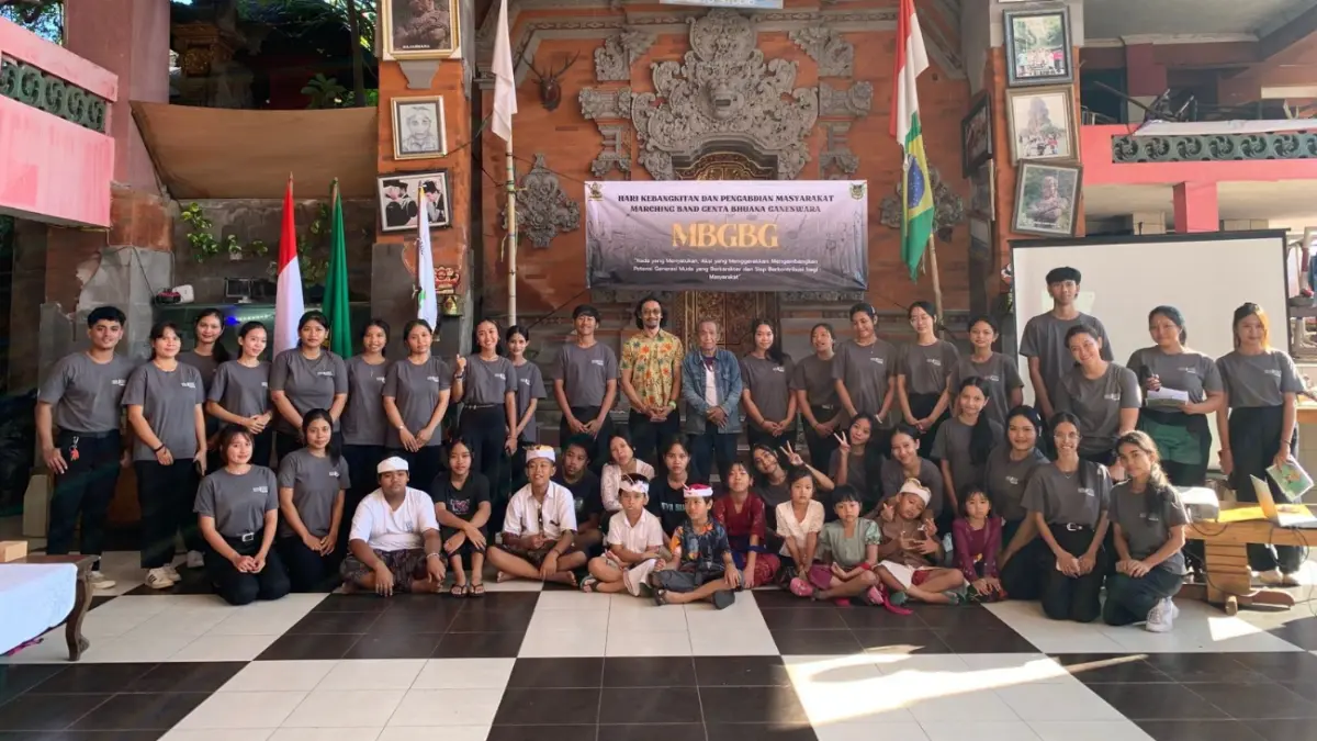 Foto bersama UKM Marching Band Genta Bhuana Ganeswara, Pembina UKM I Wayan Juniartha, S.S., M.Hum., Pendiri Panti Asuhan, dan anak-anak Panti Asuhan&nbsp;Dharma Jati II Denpasar, Senin (4/6/2026).