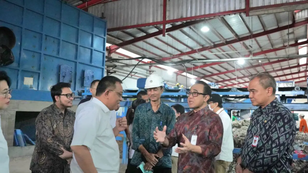 OPEN DUMPING ATAU PERMANEN?: Menteri Lingkungan Hidup (LH) RI, Muhammad Jumhur Hidayat mendengar penjelasan Wali Kota Denpasar IGN Jaya Negara di TPS3R. (ADRIAN SUWANTO/radarbali.id)