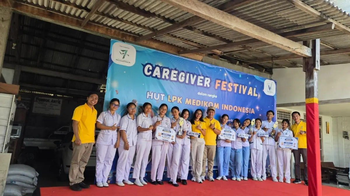 Para pemenang Lomba Kompetensi Skill Perawatan Lansia Tingkat SMK Kesehatan Se-Bali yang digelar oleh Medikom Indonesia di Kampus Medikom Indonesia, Ketewel, Sukawati, Gianyar, Minggu (31/5/2026).