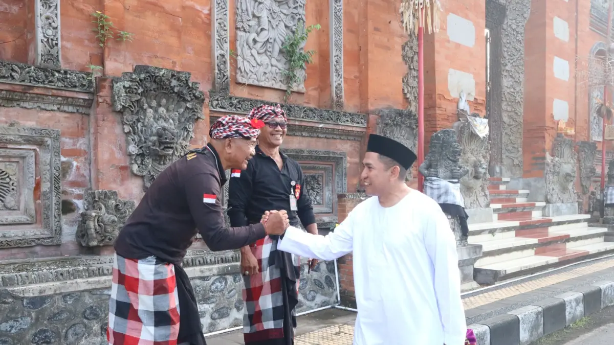 Pecalang mengamankan pelaksanaan salat idul adha di  Alun-alun Ida I Dewa Agung Jambe., Klungkung. Foto: Bali Express 