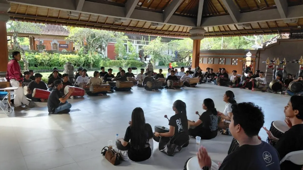 

Seniman ISI Bali mempersiapkan pementasan di peed aya Pesta Kesenian Bali 2026 dan pementasan perdana di Art Center Bali pada 13 Juni 2026.