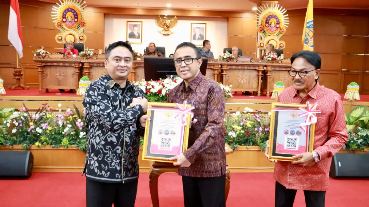 Wali Kota Denpasar I Gusti Ngurah Jaya Negara (tengah) menerima penyerahan LHP BPK RI di ruang Sidang Utama Gedung DPRD Provinsi Bali, Sumerta Kelod, Senin (8/6/2026).