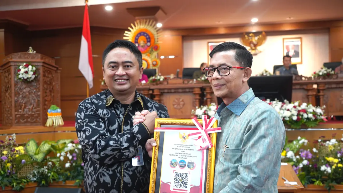 Bupati Klungkung I Made Satria menerima LHP BPK RI atas Laporan Keuangan Pemerintah Daerah Kabupaten/ Kota se- Bali T.A 2025 oleh Kepala Perwakilan BPK Provinsi Bali, I Gusti Ngurah Satria Perwira di ruang Sidang Utama Gedung DPRD Provinsi Bali, Denpasar, Senin (8/6).