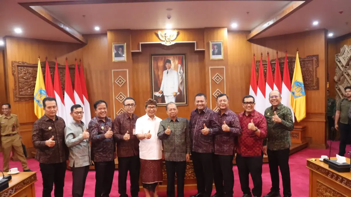 Gubernur Bali Wayan Koster  bersama Bupati dan Wali Kota se-Bali usai Rakor yang membahas percepatan pertumbuhan ekonomi dan peningkatan kesejahteraan masyarakat, bertempat di Gedung Kertha Sabha, Kediaman Gubernur Bali Jaya Sabha, Denpasar, pada Senin (8/6).