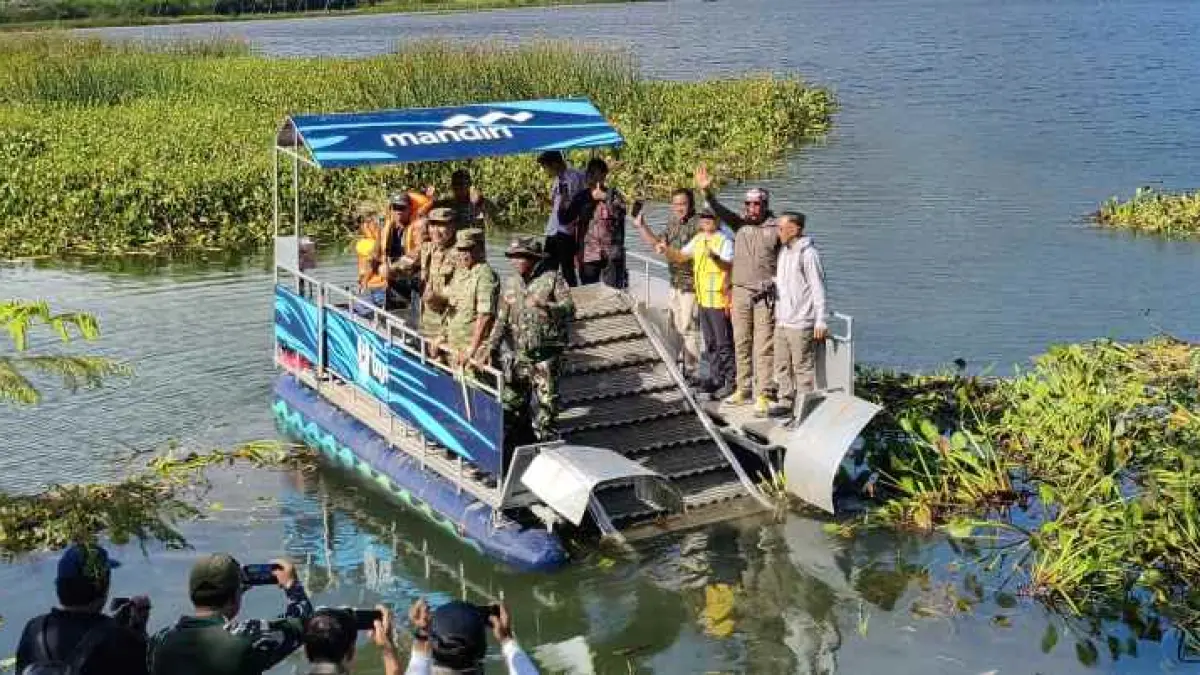 BERSIHKAN DANAU DARI GULMA : Upaya normalisasi yang dilakukan TNI di Danau Buyan, Kabupaten Buleleng.(foto: francelino junior)