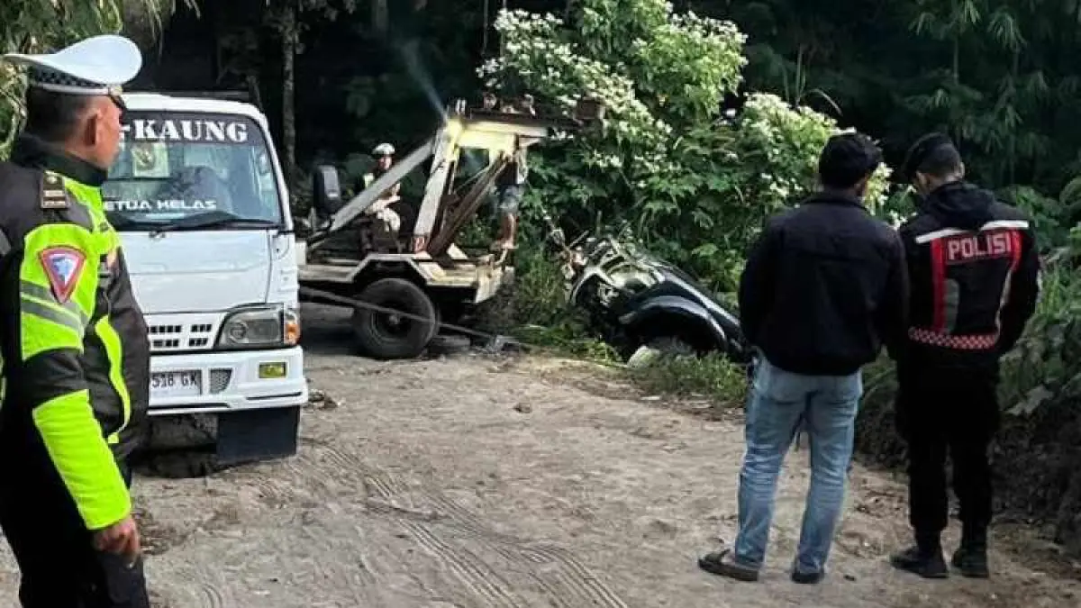 DITARIK : Mobil yang masuk jurang ditarik ke atas. (Polres Bangli)