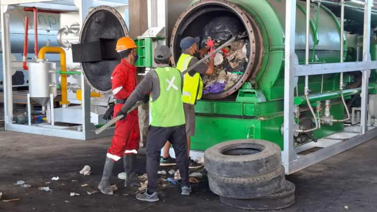 DIUJI COBA : Uji coba mesin pengolahan sampah sistem pyrolysis dengan teknologi asal Cook Islands atau Kepulauan Cook yang ditempatkan di Tempat Olah Sampah Setempat (TOSS) Center. (foto: Dewa Ayu Pitri Arisanti)