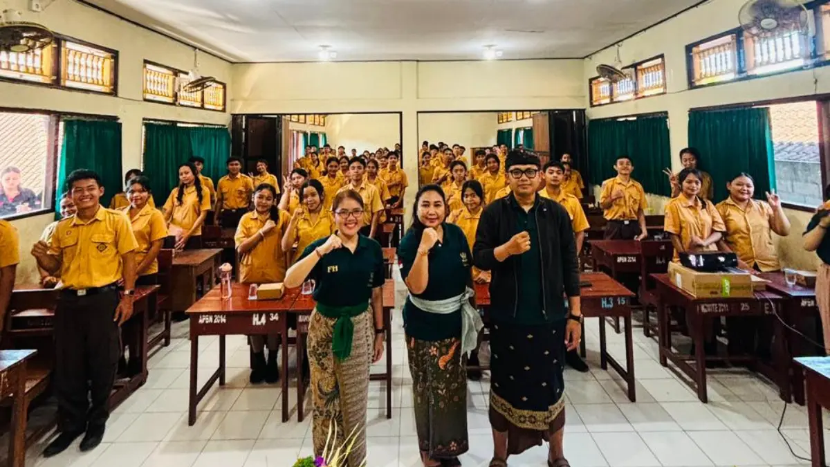 FH UNMAS Denpasar melaksanakan kegiatan Pengabdian kepada Masyarakat Terpadu berupa bakti sosial di Desa Padangbai, Kecamatan Manggis, Kabupaten Karangasem, serta penyuluhan hukum di SMK Negeri 1 Manggis.