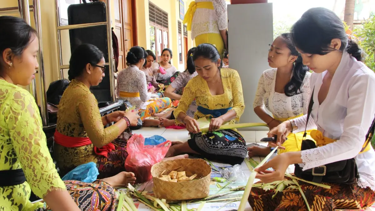 KARAKTER DAN PRESTASI: Siswi SMK Pariwisata Dalung (SMK Prada) Badung Bali sedang meranglkai janur canang untuk sembahyang sehari-hari.  (IST/radarbali.id)
