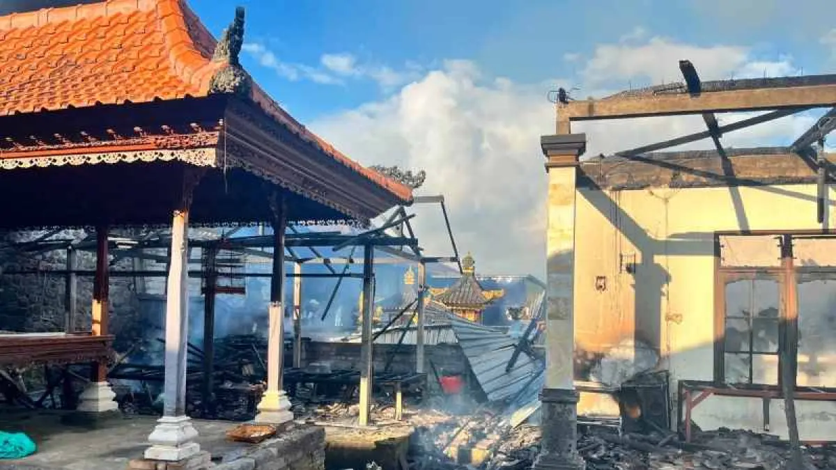 LUDES DILALAP API : Rumah milik warga Dusun Tengah, Desa Timuhun, Kecamatan Banjarangkan, Klungkung. (foto: Polres Klungkung)