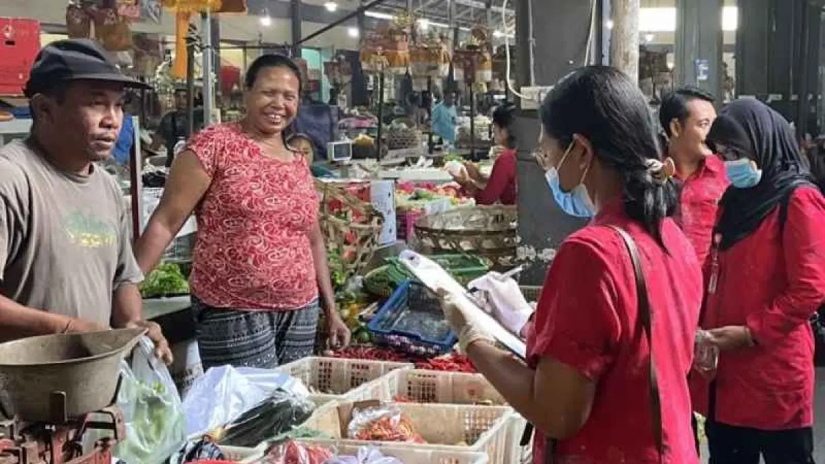 PANTAU LANGSUNG PASAR : Petugas Disperindag Tabanan yang melakukan pemantuan harga sejumlah barang kebutuhan pokok di pasar tradisonal. (juliadi)&nbsp;
