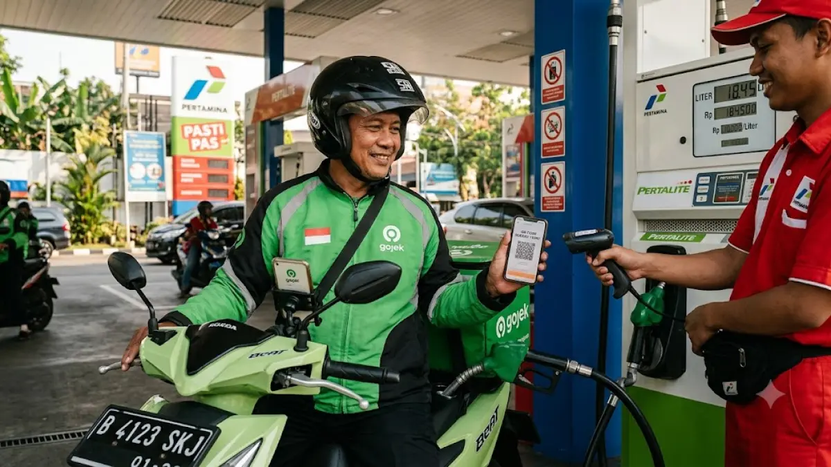 Pengemudi ojek daring mengisi BBM bersubsidi dengan menggunakan fitur Subsidi Tepat di aplikasi MyPertamina