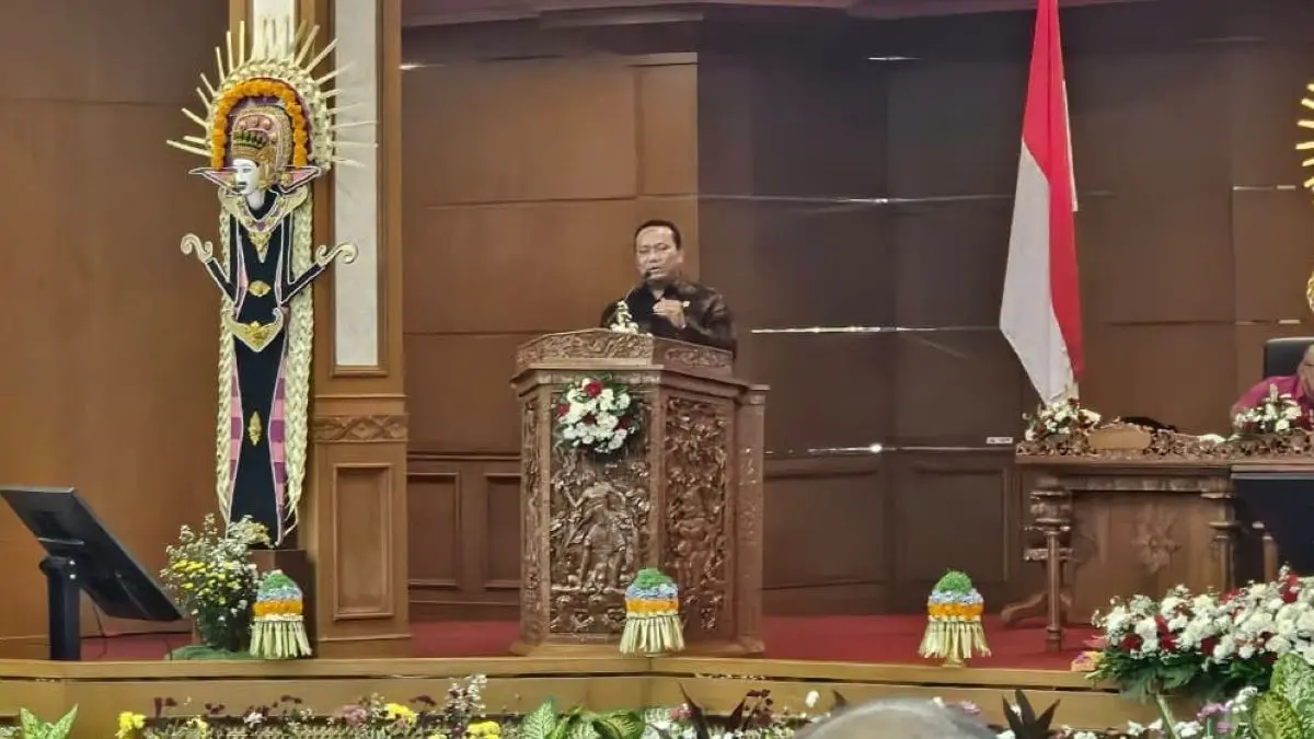 TEMUAN: Pimpinan I BPK RI Nyoman Adhi Suryadnyana saat memberikan sambutan di acara rapat paripurna penyerahan Laporan Hasil Pemeriksaan (LHP) Badan Pemeriksa Keuangan (BPK) RI atas Laporan Keuangan Pemerintah Daerah (LKPD) Provinsi Bali Tahun Anggaran 2025, (NI KADEK NOVI FEBRIANI/radarbali.id)