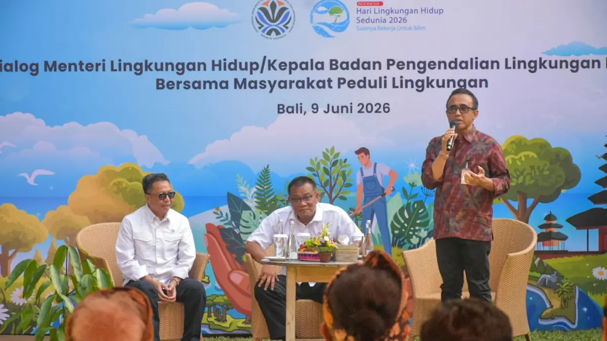 Walikota Denpasar, I Gusti Ngurah Jaya Negara saat mendampingi Kunjungan Menteri Lingkungan Hidup (LH) / Kepala Badan Pengendalian Lingkungan Hidup, Mohammad Jumhur Hidayat di Kawasan Tukad Bindu, Kelurahan Kesiman, Denpasar, Selasa (9/6).
