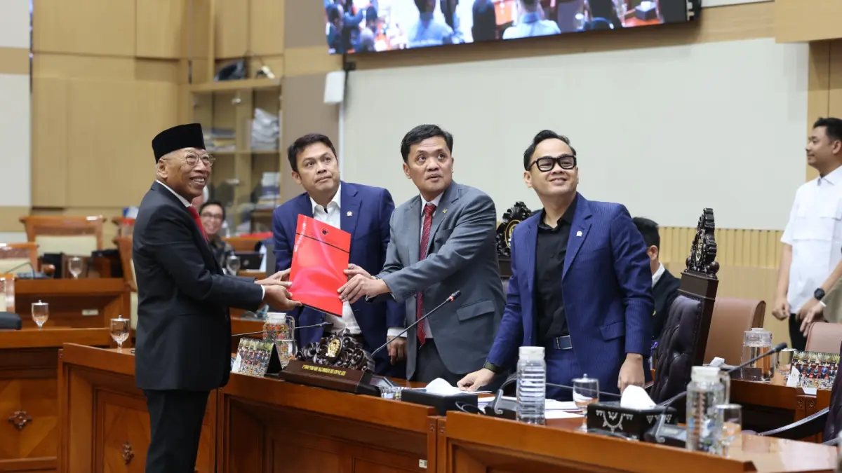Anggota DPR RI dari Fraksi PDI Perjuangan, DR. Wayan Sudirta saat menyerahkan catatan terhadap rancangan revisi RUU Polri di Senayan, 8 Juni 2026. (ist/radarbali.id)