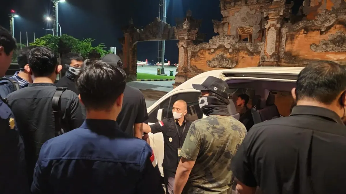 DIAMANKAN: Lelaki WNA Australia diketahui berinisial AP, 55, diamankan petugas Imigrasi Ngurah Rai dan sempat sembunyi di toilet Jet pribadi. (Humas Imigrasi Ngurah Rai untuk radarbali.id)