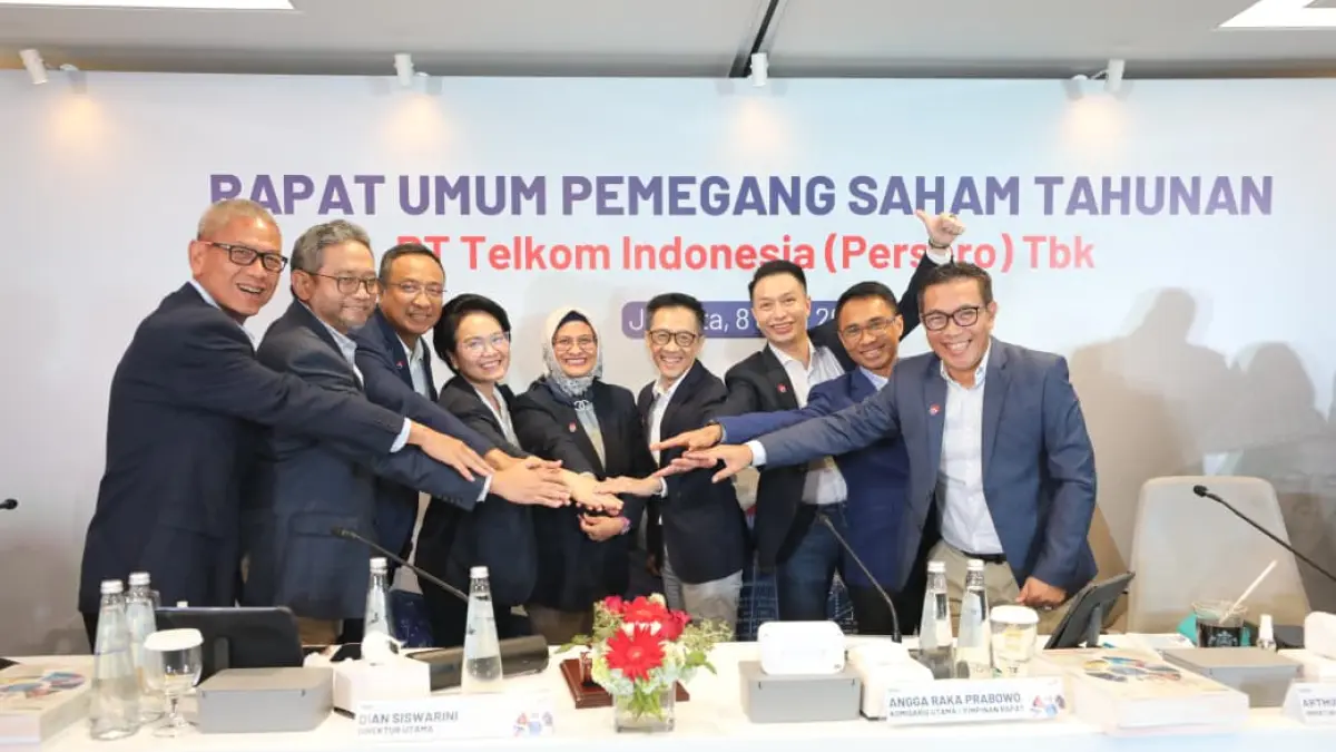 BERTAHAN: (Kiri ke Kanan) Direktur Legal & Compliance Andy Kelana, Direktur Strategic Business Development & Portfolio Seno Soemadji, Direktur Network Nanang Hendarno, Direktur Enterprise & Business Service Veranita Yosephine, Direktur Utama Dian Siswarini, Direktur Human Capital Management Willy Saelan, Direktur Keuangan & Manajemen Risiko Arthur Angelo Syailendra, Direktur IT Digital Faizal R. Djoemadi, Direktur Wholesale & Internasional Service Budi Satria Dharma Purba usai agenda RUPS Tahunan tahun buku 2025 yang dilaksanakan secara daring di Jakarta. (Humas Telkom untuk radarbali.id)