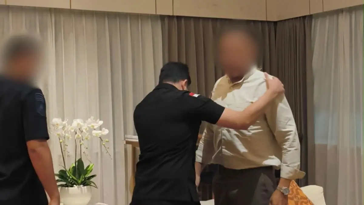 KARTEL NARKOBA: lelaki WNA Australia diketahui berinisial AP, 55, diperiksa aparat sesaat sebelum dideportasi pulang ke negaranya. (Imigrasi Ngurah Rai untuk radarbali.id)