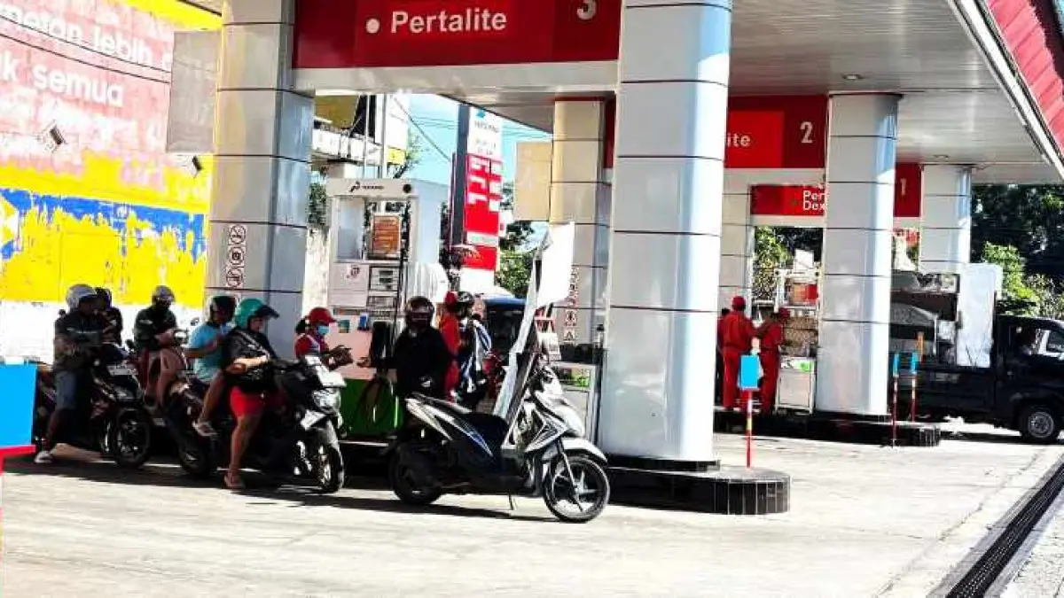 MENGULAR: Antrean di salah satu SPBU di Buleleng. (francelino junior)