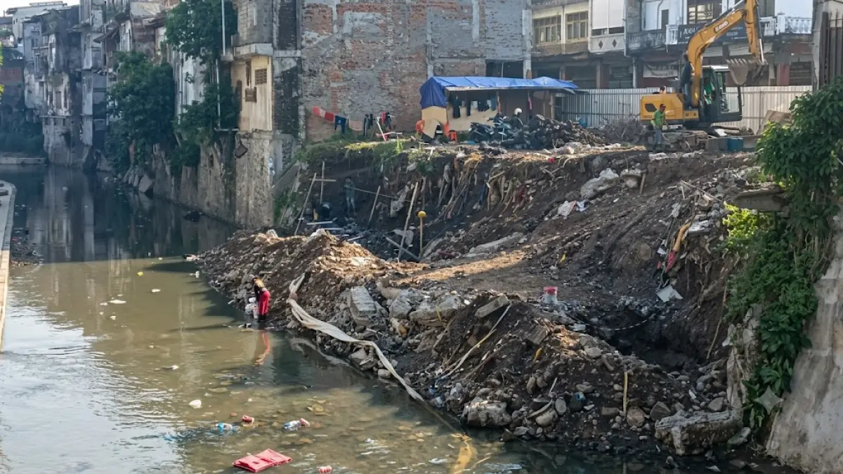 Pembongkaran bangunan terimbas banjir bandang di Jalan Sulawesi. 26 bangunan akan ditertibkan dengan memundurkan bangunan tiga meter dari tanggul Tukad Badung. 