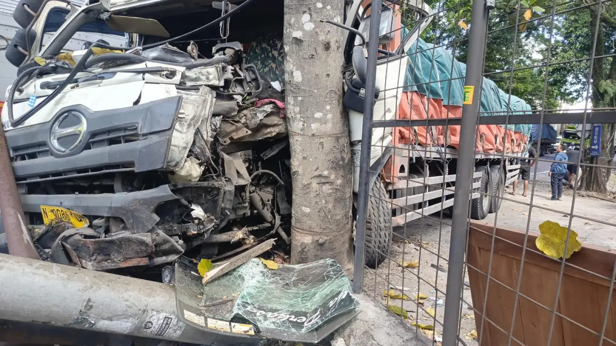 REMUK: Truk tronton yang mengalami rem blong menghantam tiang listik Jalur Tengkorak Denpasar-Gilimanuk.&nbsp;(juliadi/radar bali)