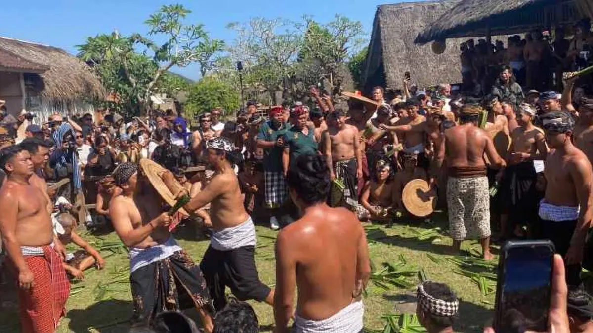 SELALU DINANTI&nbsp;: Tradisi perang pandan di Desa Adat Tenganan Pegringsingan, Karangasem. (foto: zulfika Rahman)
