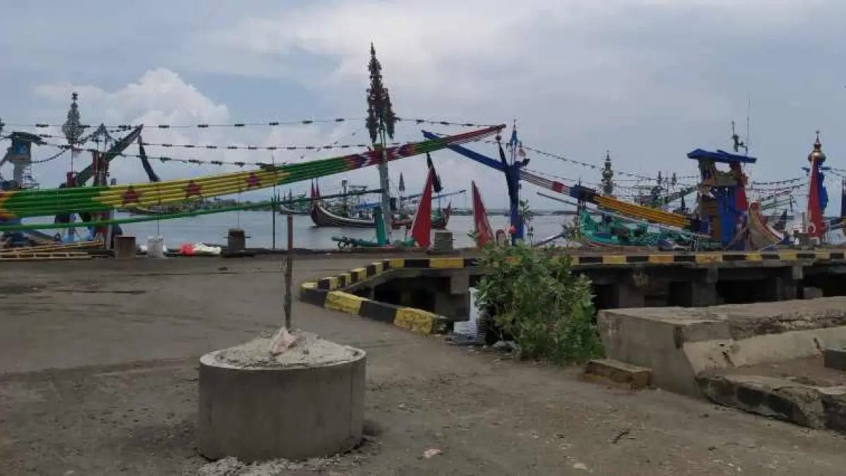 SERBA SUSAH : Suasana di Pelabuhan Perikanan Nusantara (PPN) Pengambengan, Jembrana. (M.Basir/Radar Bali)
