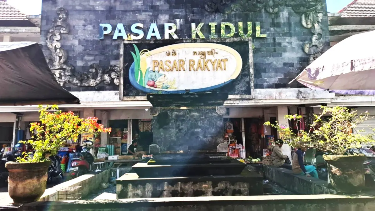 SUDAH TIDAK LAYAK : Pasar Kidul, Bangli, sudah banyak kerusakan dan kotor. (foto: Dewa Ayu Pitri Arisanti)