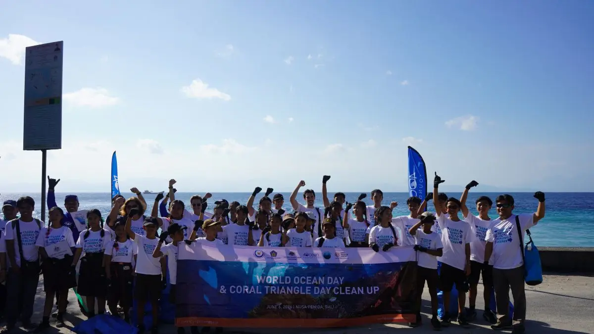 UNTUK LINGKUNGAN BERSIH: Kegiatan pembersihan sampah dan program edukasi masyarakat di Kawasan Konservasi Laut Nusa Penida, yang dilaksanakan bekerja sama dengan Coral Triangle Centre (CTC). (IST/radarbali.id)