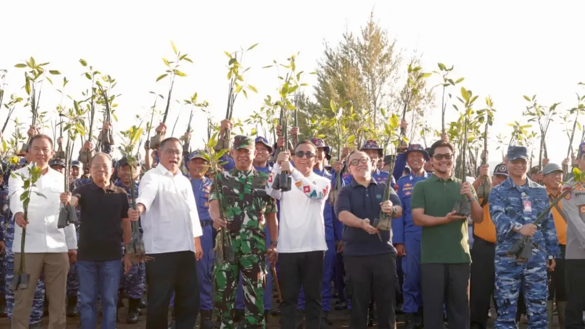 Wali Kota Denpasar, I Gusti Ngurah Jaya Negara, bersama dengan Menteri Lingkungan Hidup / Kepala BPLH RI, Moh. Jumhur Hidayat dan Gubernur Bali Wayan Koster, mengikuti aksi penanaman 3000 pohon mangrove, yang digelar di kawasan Mangrove Arboretum Park, Pedungan, Rabu (10/6) pagi.