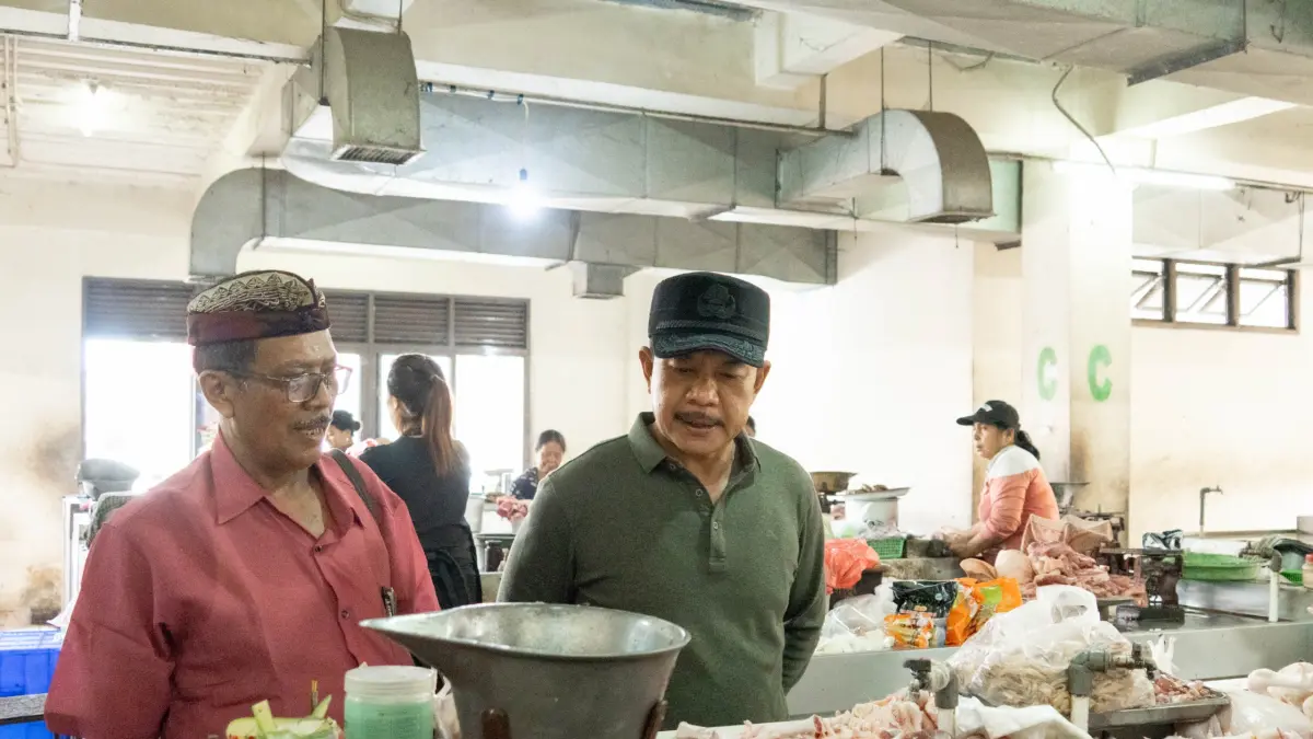 Asisten Perekonomian dan Pembangunan Setda Badung, I Made Agus Aryawan saat memantau pasar, Kamis (11/6) siang.